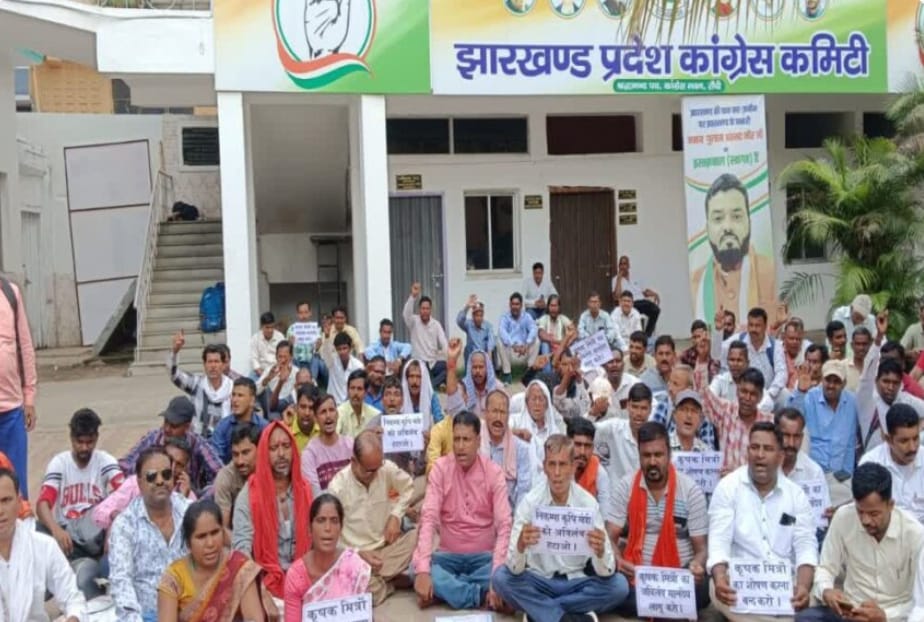 Farmer friends protest at state Congress headquarters against Badal Patralekh.jpeg